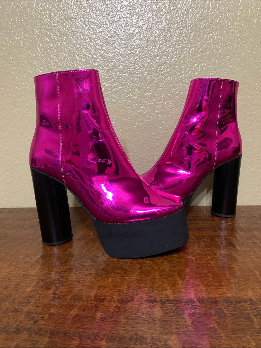 NWOB ASOS Design Men’s Size 11 Magenta Colored Patent Leather Heeled Boots